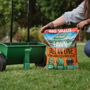 aftercut all in one autumn 350m next to spreader on grass