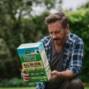 Aftercut All In One Lawn Feed, Weed & Moss Killer lifestyle