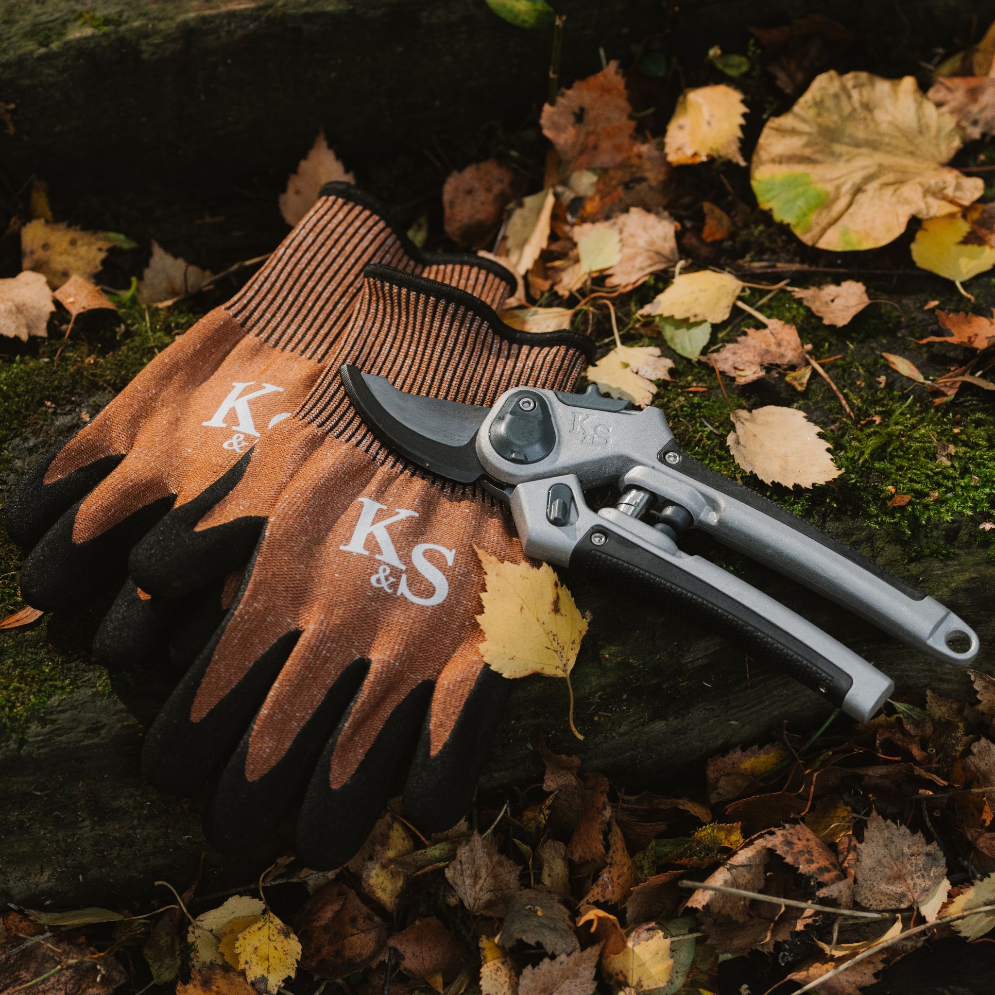 KENT AND STOWE GIFT IDEAS. eversharp and gloves on a log