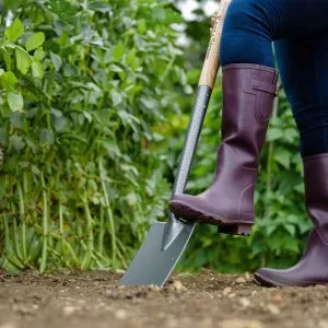 Kent & Stowe Carbon Steel Border Spade in use