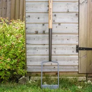 Kent & Stowe carbon steel clay spade against shed