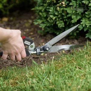 kent & stowe single handed grass shears in use