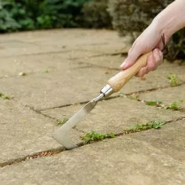 kent & stowe stainless steel weeding knife in use patio