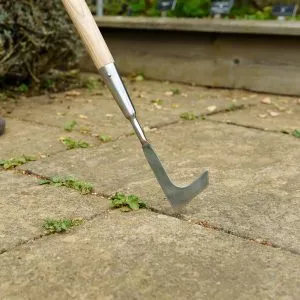 Kent & Stowe Long Handled Weeding Knife in use