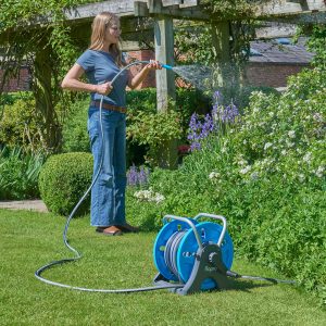 neverkink easyreel hose reel 25m in use