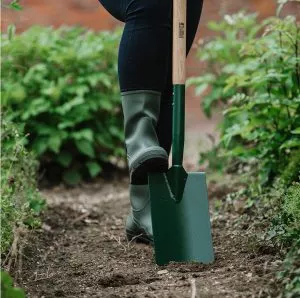 Gardener’s Mate Digging Spade in soil