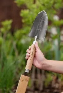 Kent & Stowe Capability Trowel, Compact and Multi-Functional Garden Trowel  with Serrated Edge and Hammer, Classic All Year Round Garden Tools Made  from Stainless Steel and Ash Wood : : Garden