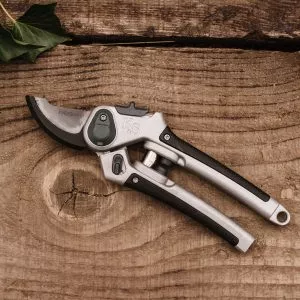 eversharp all purpose secateurs on woodeen surface